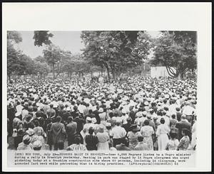 Negroes Rally in Brooklyn-- Some 6,000 Negroes listen to a Negro minister during a rally in Brooklyn yesterday. Meeting in park was staged by 14 Negro clergymen who urged picketing today at a Brooklyn construction site where 69 persons, including 14 clergymen, were arrested last week while protesting bias in hiring practices.