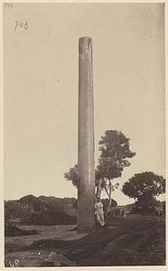 Thomas Fraser Peppé posing with the Ashoka pillar at Lauriya Araraj, India