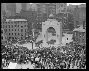 Tercentenary parade through temporary arch in Dock Square