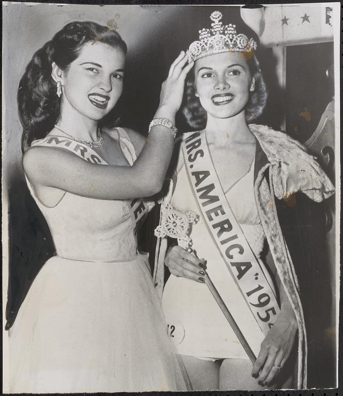 Mrs. Evelyn Joyce Schenck (left), Mrs. America of 1953, and Mrs. Erna Snyder, 24, Mrs. America, 1954
