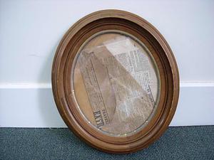 Molded oval frame with gilt insert
