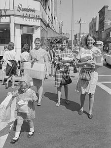 Downtown shoppers, Union & Purchase Streets, New Bedford