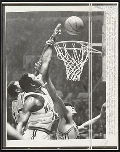(Knicks-Bullets NBA Playoffs)-New York: Despite shoulder and knee injuries as well as the insistent hands of Baltimore Bullets' John Tresvant (L) and Wes Unseld (R), New York Knicks' Willis Reed drops it in for two in the final game of the best-of-seven NBA Eastern Division Playoffs at Madison Square Garden here 4/19.