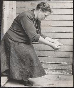 Mrs. Leo Donovan shows where she found her daughter
