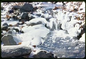 Melting ice by running water and rocks