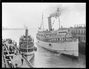 R. SS Dorothy Bradford - T-Wharf, L. King Philip - Long Wharf