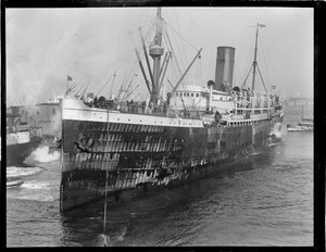 German Liner arrives (SS Seydlitz, probably at Hoosac Docks, Charlestown)