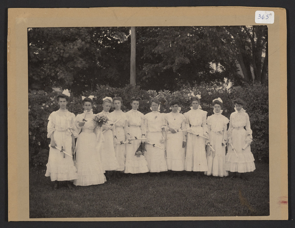 The girls of the 1904 graduating class, Hamilton Grammar School, North School