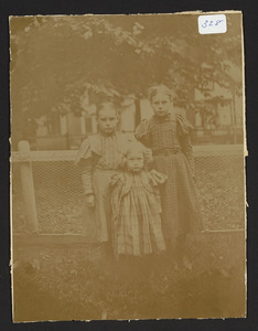 The Peterson girls, Elsie, Mable, Eleanore, 1900