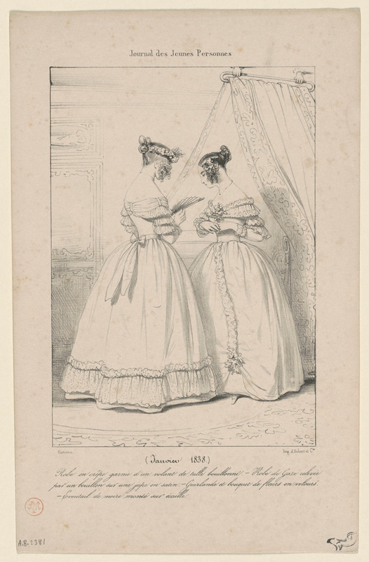 Janvier 1838. - Robe en crêpe garnie d'un volant de tulle bouillonné. Robe de gaze relevée - par un bouillon sur une jupe en satin. Guirlande et bouquet de fleurs en velours. - Éventail de moire monté sur écaille