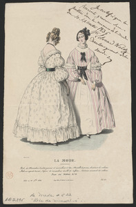 Robe de mousseline brochée garnie d'un volant à tête, mantille de point, ceinture de velours. - Robe en organdi tramé, jupon de mousseline doublé de taffetas, ceinture et nœud de velours