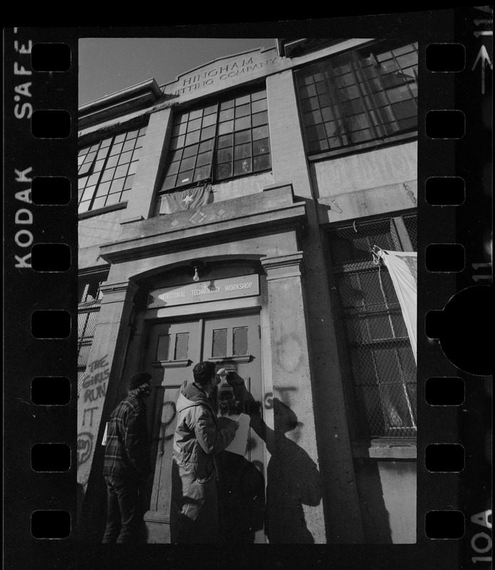 Harvard building occupied by women's liberationists