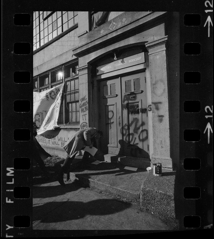 Harvard building occupied by women's liberationists