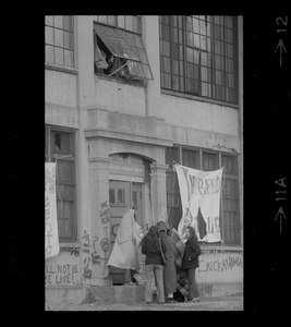 Harvard building occupied by women's liberationists