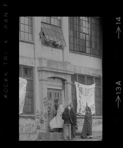Harvard building occupied by women's liberationists