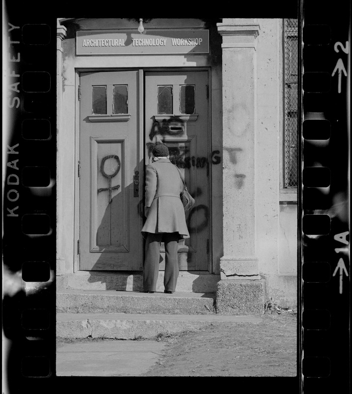 Harvard building occupied by women's liberationists