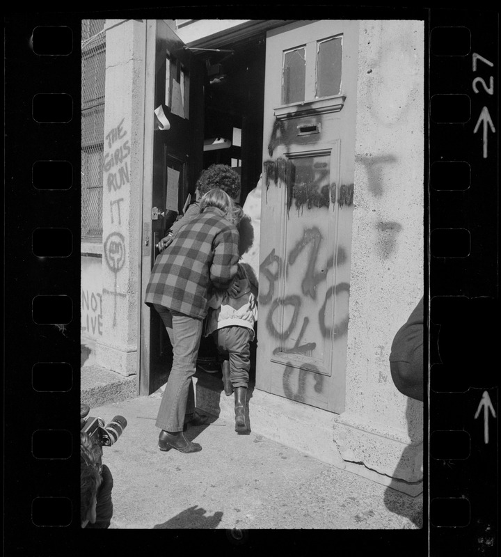 Harvard building occupied by women's liberationists