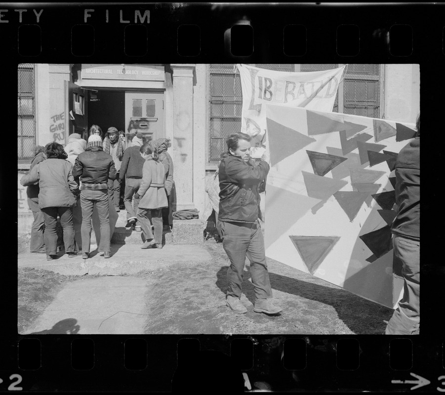 Harvard building occupied by women's liberationists