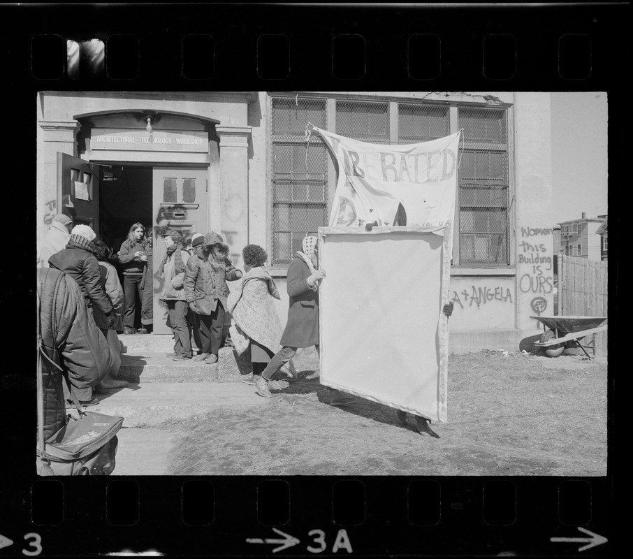 Harvard building occupied by women's liberationists