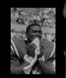 R. C. Gamble, Pats' standout sophomore running back, douses himself with a sopping wet towel to counteract 90 degree temperatures which prevailed during club's intra-squad scrimmage