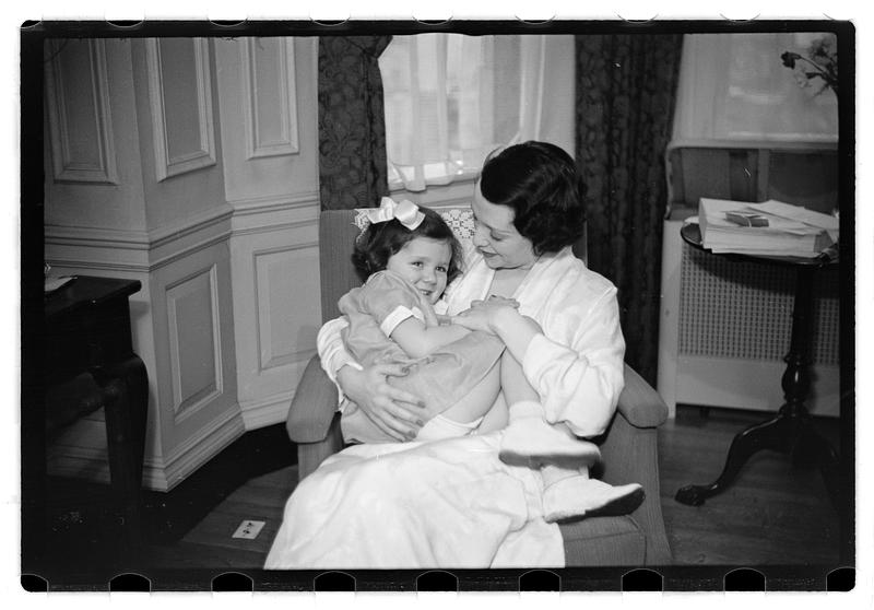 Bebe Daniels and family