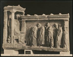 Athènes - Grèce. Musée National. Relief votif - Esculape, sa fille Hygiéa et plusieurs suppliants. (IV siècle a. C.)