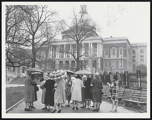 Women picketing against abolition of Capital Punishment