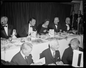 Henry Cabot Lodge, Jr., Harold Stassen, and others seated during the Middlesex Club's Lincoln dinner at the Statler Hotel