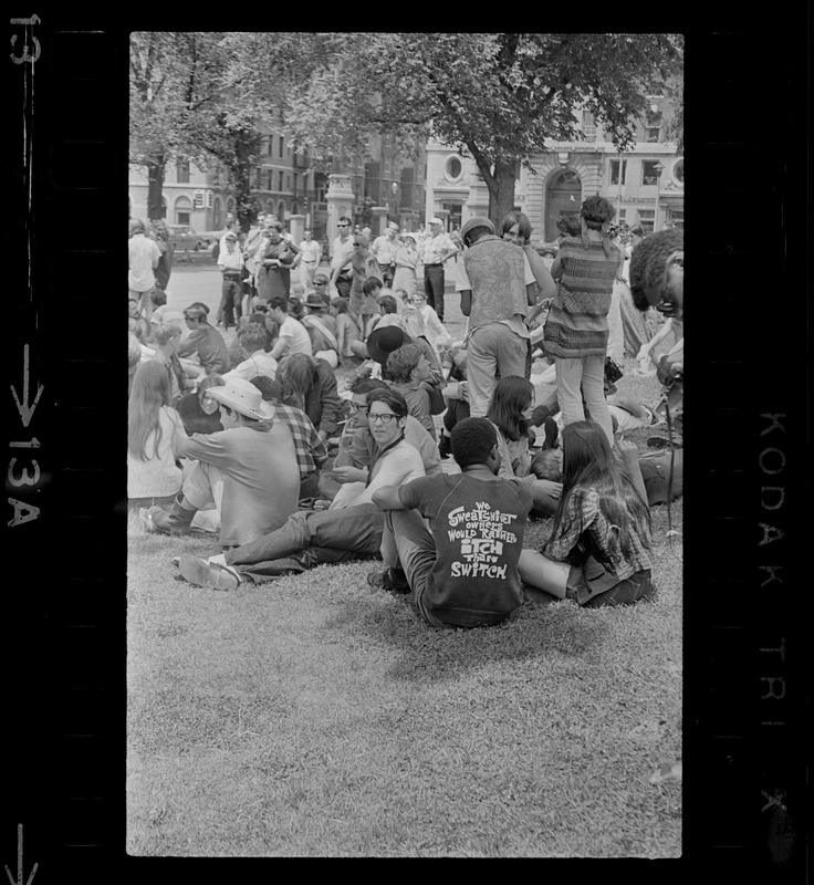Photo Ancienne De Hippies Ramassant Des Déchets à Boston Common - Années 1900, Neuve