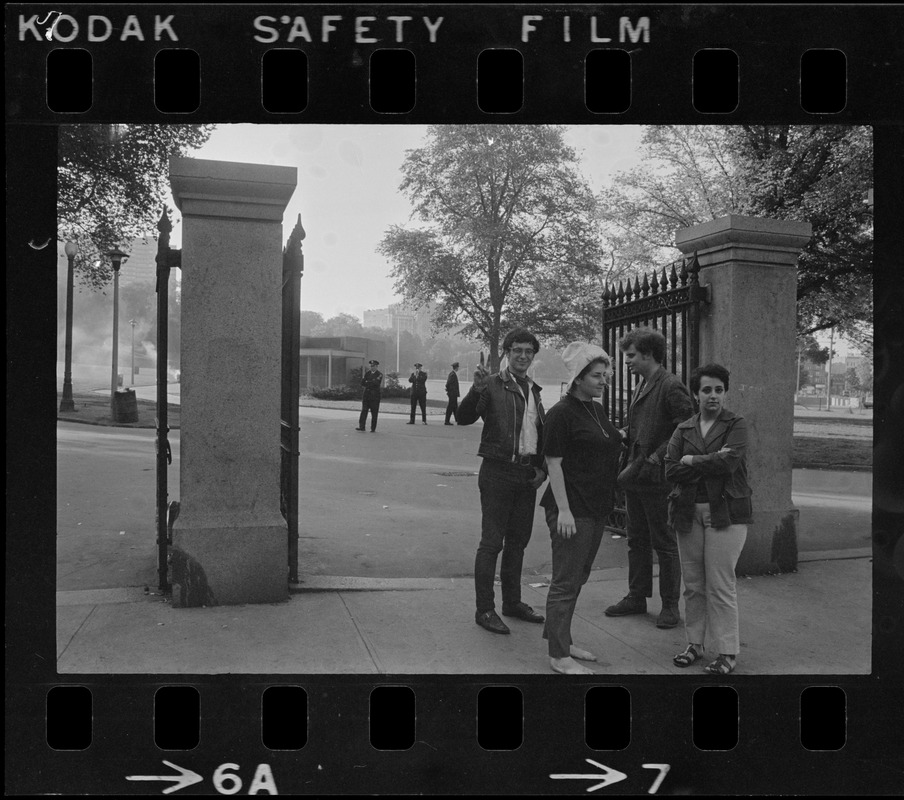 Photo Ancienne De Hippies Ramassant Des Déchets à Boston Common - Années 1900, Neuve