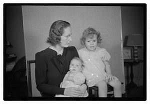 Collier Mrs. & 2 children