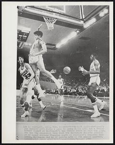 Behind-The-Back Pass--Portland's Jim Barnett (33) fires a pass to LeRoy Ellis (25) for a Trailblazer basket as Baltimore's Wes Unseld tries to halt the play. The new NBA expansion team beat the Baltimore Bullets 135-131 in an upset victory Thursday night in Portland's Memorial Coliseum. Baltimore led by 17 points late in the second quarter.