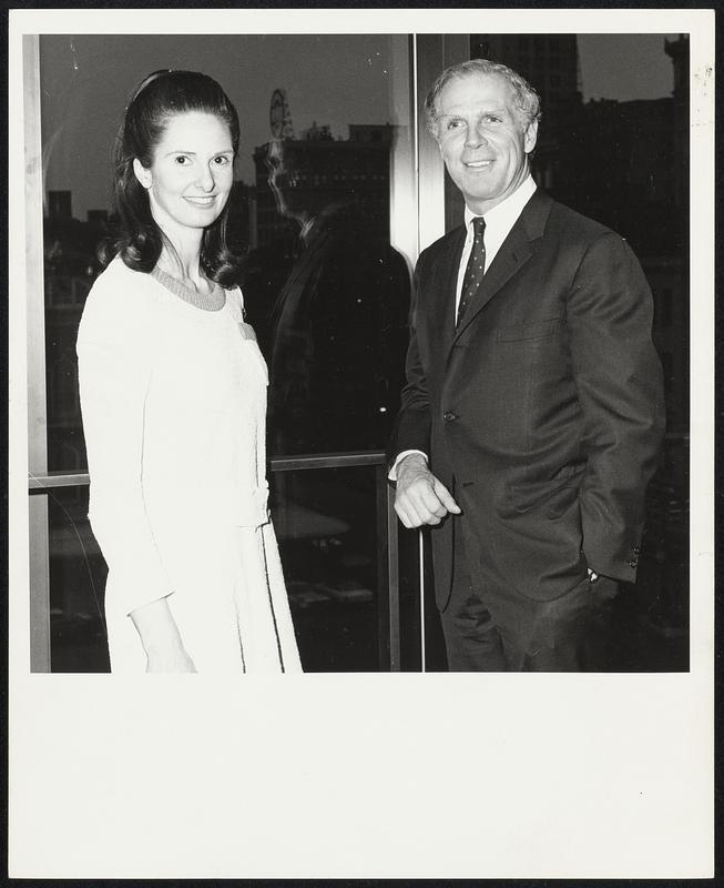 Mrs. William Sack, meeting chairman LWV of Boston with Mayor White see story.