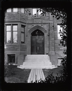 Dwight Hall, formerly Dwight Memorial Art Building, entry
