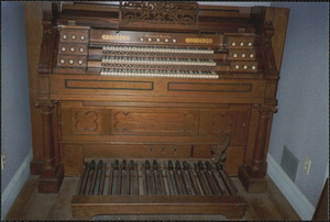 Crowell-Creltholme organ keyboard, in George Austin's Middleboro home
