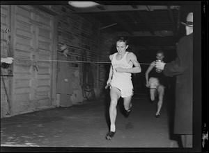 Indoor track, Bob Knowles running race