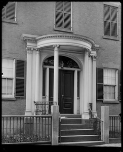 Salem, 129 Essex Street, exterior detail, doorway, Gideon Tucker house