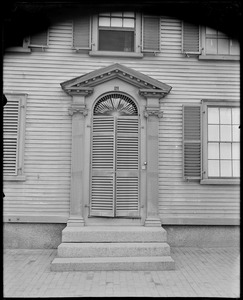 Salem, 81 Essex Street, exterior detail, doorway, Hodges house