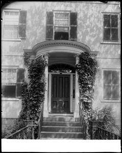 Salem, 128 Essex Street, exterior detail, door, Gardner house, 1810