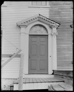 Salem, 186 Derby Street, exterior detail, door, 1790