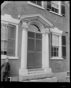 Salem, 114 Derby Street, exterior detail, door, Judge Joseph Waters house, 1806-1807