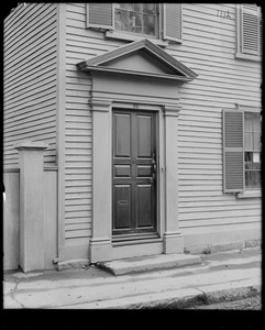 Salem, 25 Lynde Street, exterior detail, door, Barr house