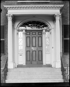 Salem, 27 Chestnut Street, exterior detail, doorway, Dudley L. Pickman house