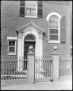 Salem, 27 Chestnut Street, exterior detail, side door and fence