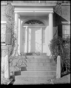 Salem, 180 Derby Street, exterior detail, front entry door, Benjamin Crowninshield house, 1810