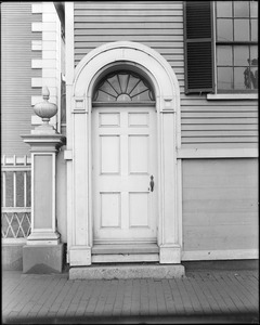 Portsmouth, New Hampshire, Market Street, exterior detail, door and gate post, Moffat-Whipple-Ladd house