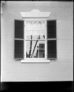 Salem 39 Chestnut Street, exterior detail, window, Thomas Sanders house