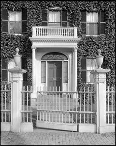 Salem, 92 Washington Square, exterior detail, door, gate posts