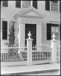 Salem, 82 Washington Square, exterior detail, door and gate posts, Bowdoin house