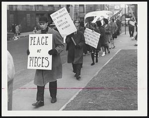 Post Office Sq. pickets against the Bomb.